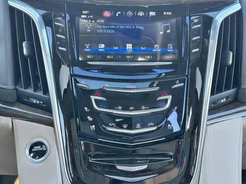 Used 2020 Cadillac Escalade Luxury AWD/4WD image 17