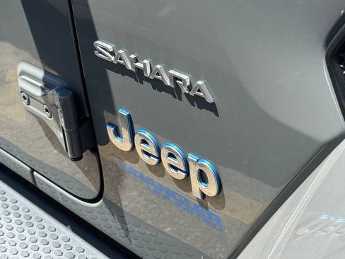 Used 2022 Jeep Wrangler Unlimited Sahara AWD/4WD image 2