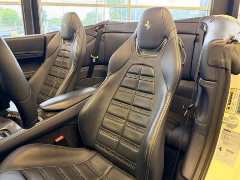 Used 2019 Ferrari Portofino RWD image 21