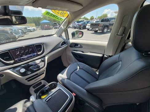 Used 2023 Chrysler Pacifica Touring-L FWD image 3