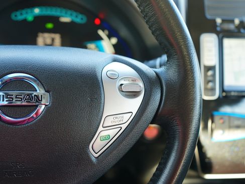 Used 2015 Nissan Leaf SL w/ Premium Package image 28