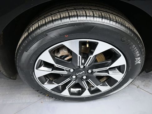 Certified 2023 Kia Carnival EX image 12