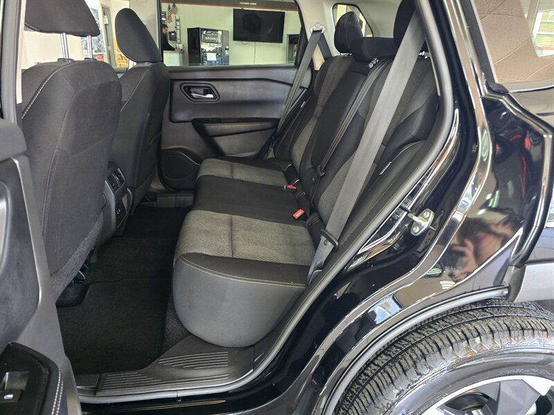 Used 2025 Nissan Rogue SV FWD image 11