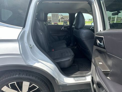 Used 2025 Mitsubishi Outlander SE FWD image 15