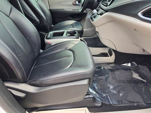 Used 2024 Chrysler Pacifica Limited FWD image 46