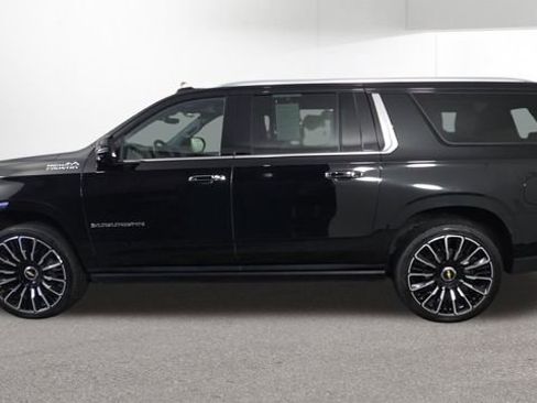 Used 2025 Chevrolet Suburban High Country AWD/4WD image 6