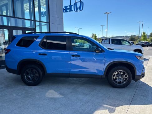 Used 2025 Honda Pilot TrailSport image 4