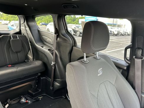 Used 2019 Chrysler Pacifica Touring Plus w/ S Appearance Package FWD image 14