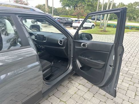 Used 2025 Hyundai Venue SEL FWD image 23