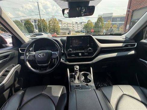 Used 2021 Toyota Highlander XLE AWD/4WD image 26