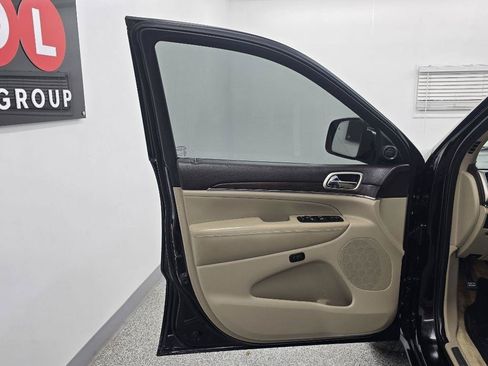 Used 2017 Jeep Grand Cherokee Overland AWD/4WD image 27