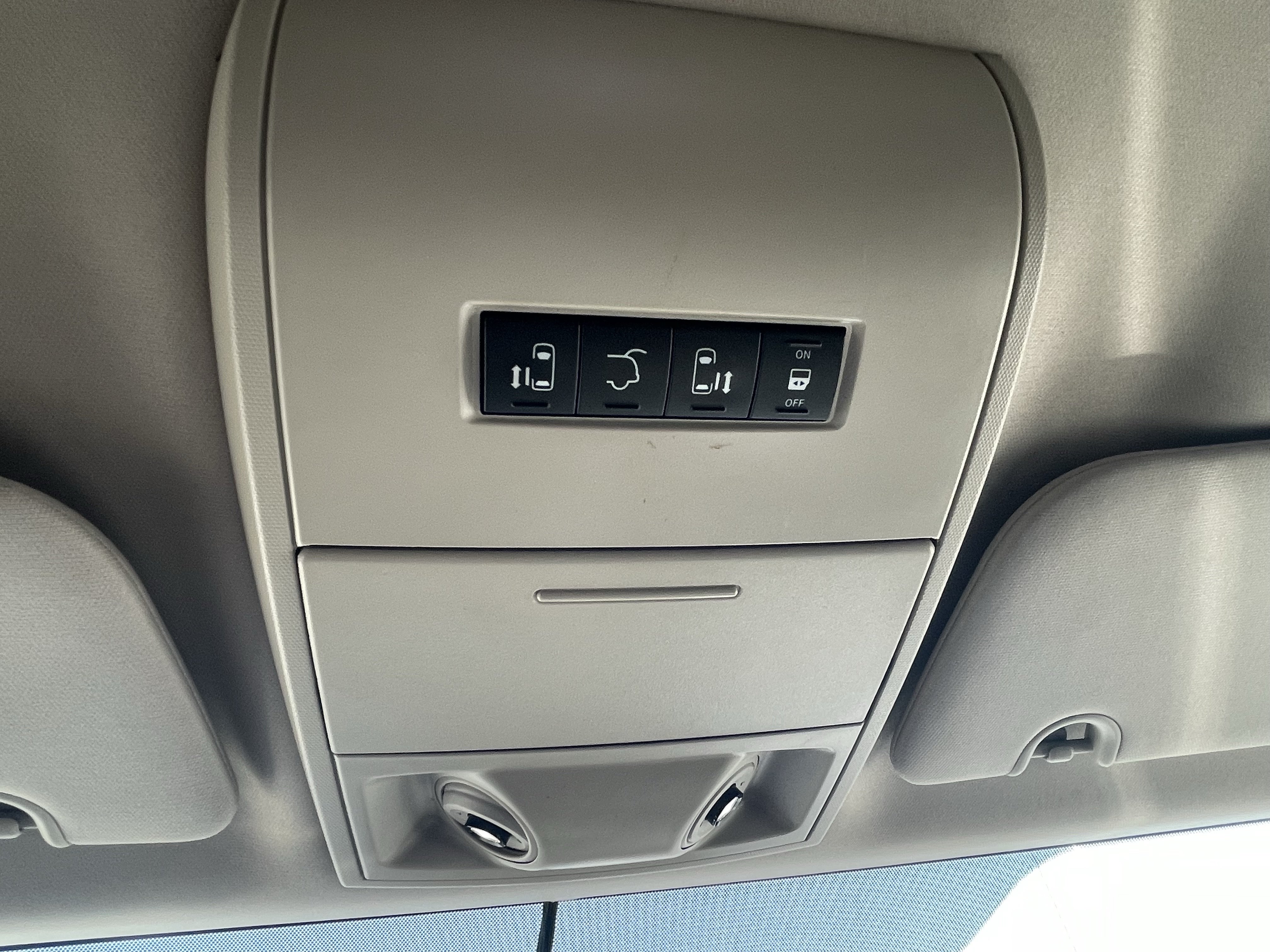 Used 2016 Chrysler Town & Country Touring FWD image 22