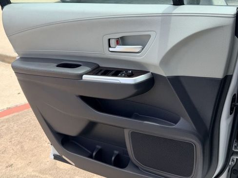 Used 2023 Toyota Sienna XLE FWD image 28