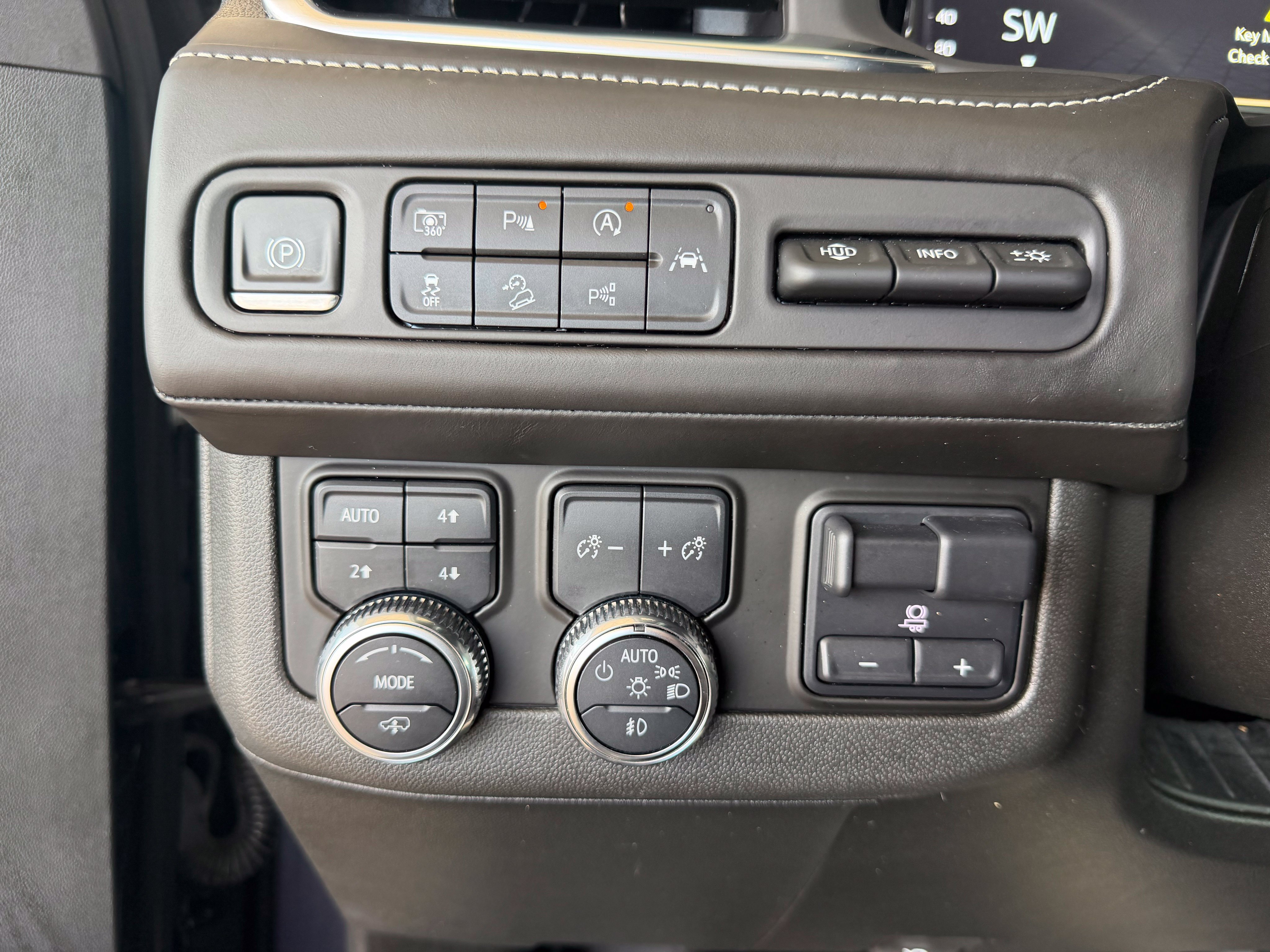 Used 2023 GMC Yukon XL Denali Ultimate AWD/4WD image 34