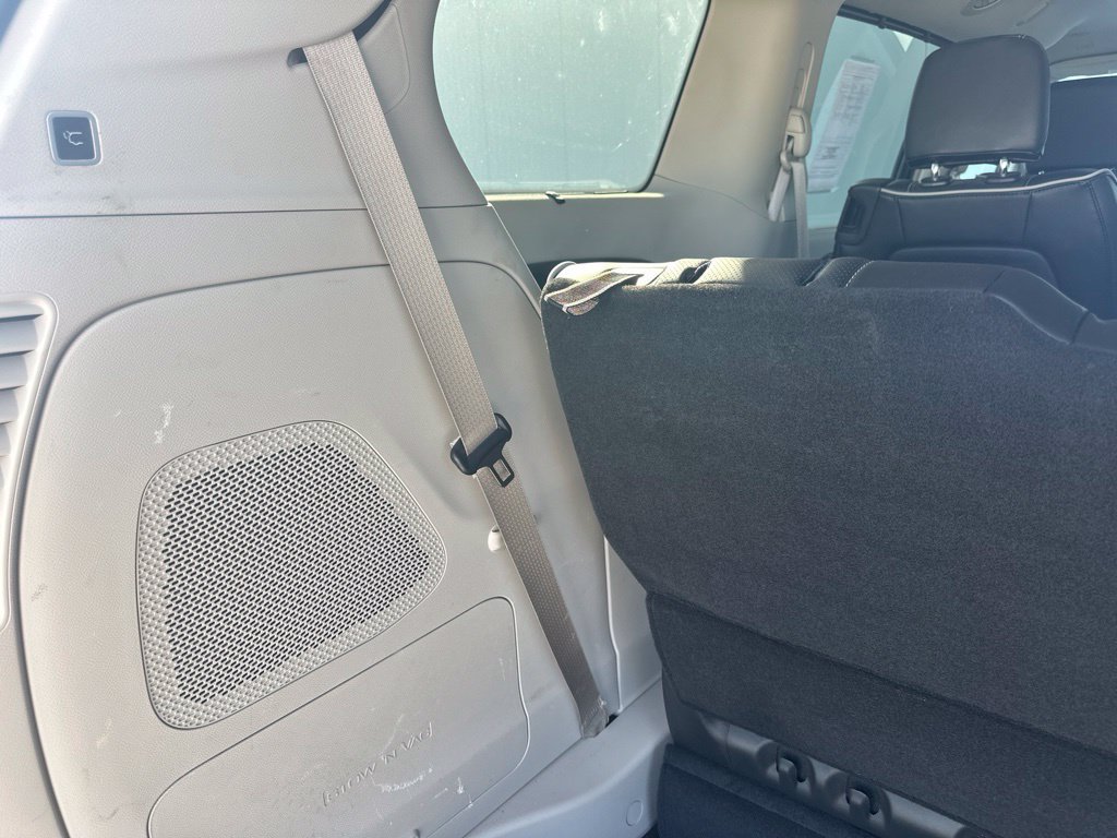 Used 2023 Chrysler Pacifica Limited w/ Uconnect Theater Family Group FWD image 23