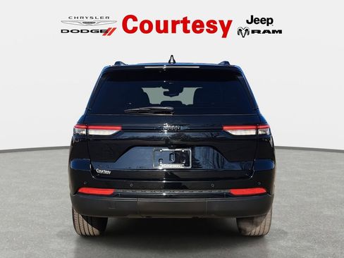 Used 2023 Jeep Grand Cherokee Altitude image 3