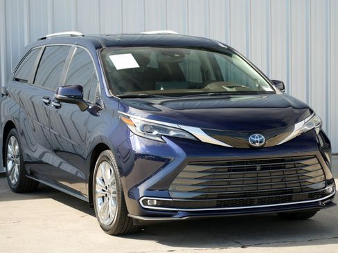 Used 2024 Toyota Sienna Platinum image 57
