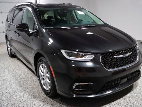 Used 2022 Chrysler Pacifica Touring-L image 5