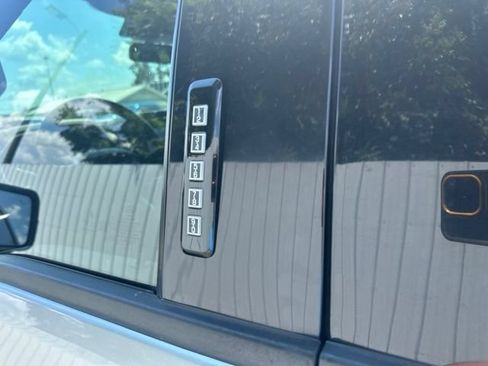 Used 2022 Ford F150 Lariat AWD/4WD image 9