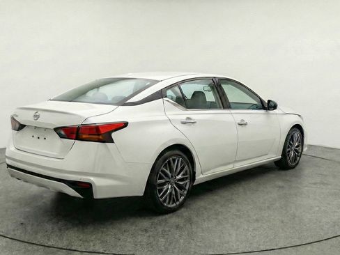 Used 2025 Nissan Altima 2.5 SV image 9