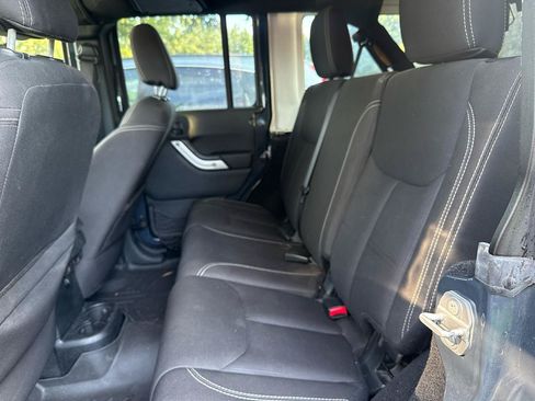Used 2017 Jeep Wrangler Unlimited Sahara w/ Connectivity Group AWD/4WD image 6