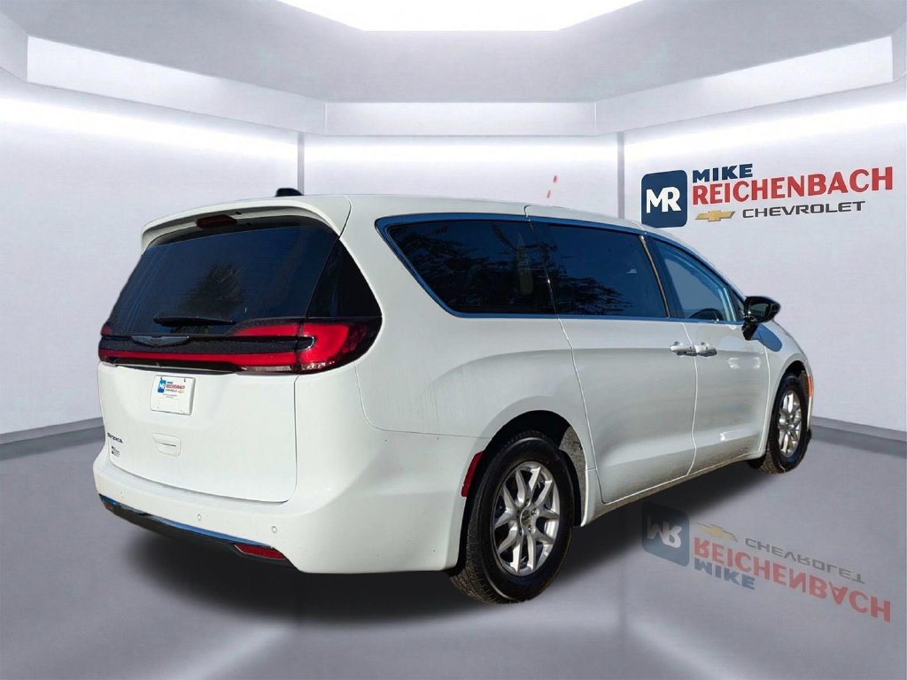 Used 2024 Chrysler Pacifica Touring-L FWD image 4