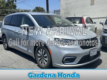 Used 2023 Chrysler Pacifica Touring-L