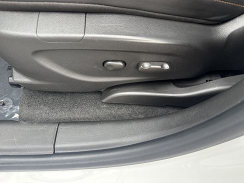 Used 2020 Chevrolet Trax LT w/ LT Convenience Package FWD image 4