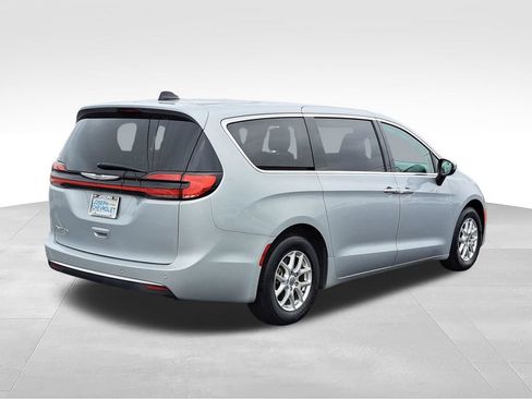 Used 2023 Chrysler Pacifica Touring-L FWD image 4