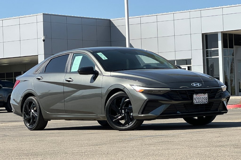Used 2026 Hyundai Elantra Sport FWD image 2