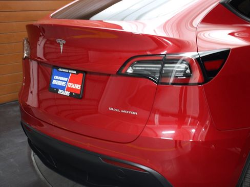 Used 2022 Tesla Model Y Long Range AWD/4WD image 12