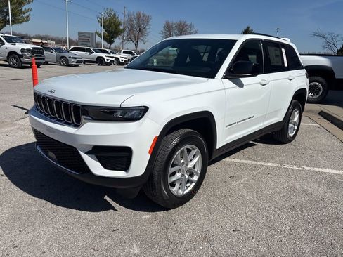 New 2026 Jeep Grand Cherokee Laredo AWD/4WD image 13