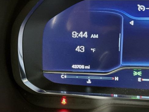 Used 2022 Chevrolet Suburban Premier image 12