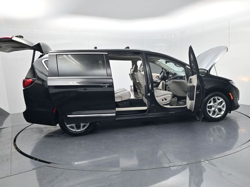 Used 2018 Chrysler Pacifica Touring-L Plus w/ Tire & Wheel Group image 73