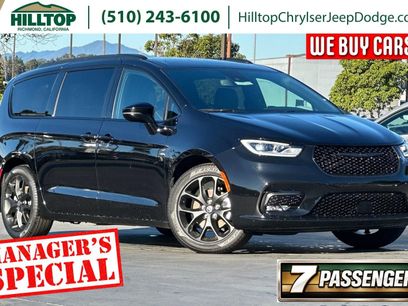 New 2026 Chrysler Pacifica Select w/ S Appearance Package