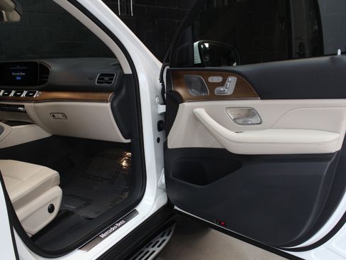 Used 2020 Mercedes-Benz GLS 450 4MATIC image 33