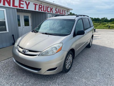 Used 2009 Toyota Sienna LE AWD/4WD image 3