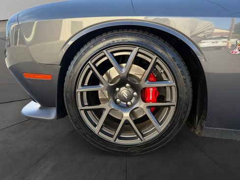 Used 2018 Dodge Challenger R/T Scat Pack w/ Leather Interior Group RWD image 9