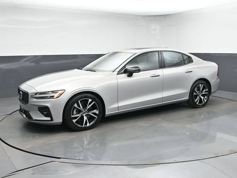 Used 2024 Volvo S60 B5 Core w/ Climate Package FWD image 4