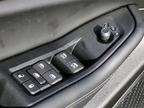 Used 2025 Jeep Grand Cherokee Laredo image 21