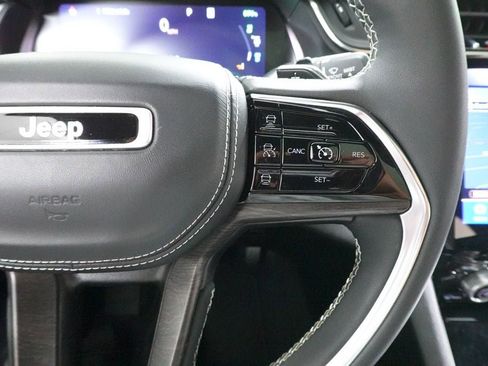 Used 2022 Jeep Grand Cherokee Overland AWD/4WD image 12