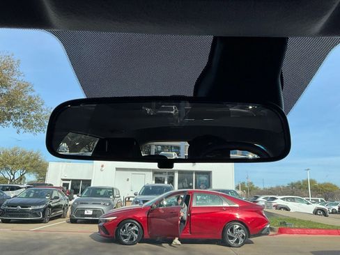 Used 2025 Hyundai Venue SEL image 17