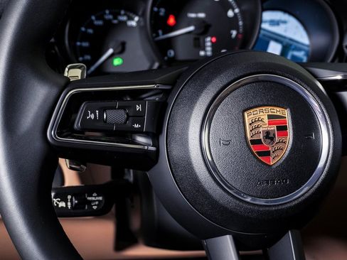 Certified 2025 Porsche Macan image 20