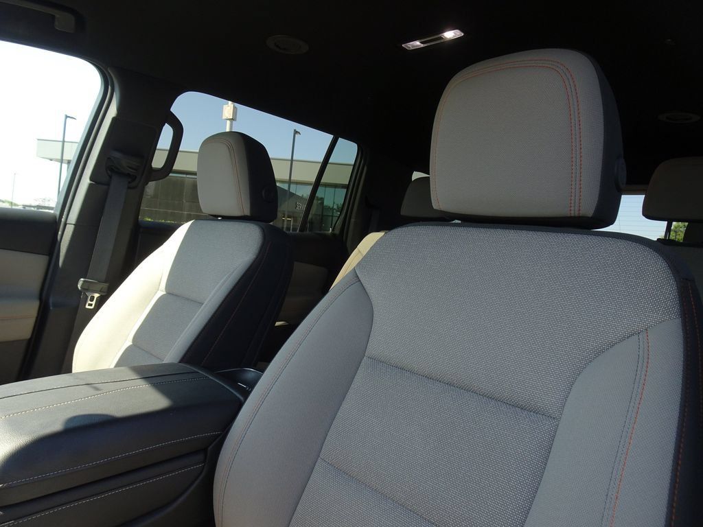 Used 2024 Chevrolet Traverse LT FWD image 12