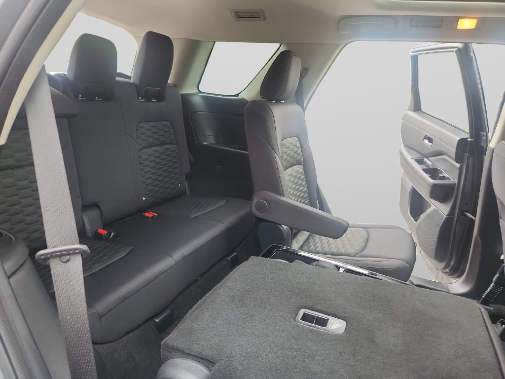 Used 2022 Nissan Pathfinder SV w/ SV Premium Package AWD/4WD image 18