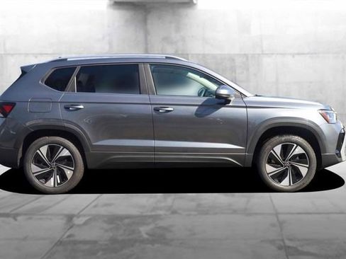 New 2026 Volkswagen Taos SE image 5