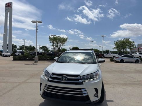 Used 2019 Toyota Highlander Limited image 2