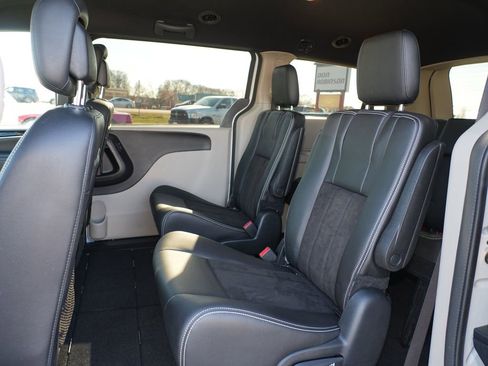 Used 2020 Dodge Grand Caravan SXT w/ Rear Park Assist Package FWD image 18