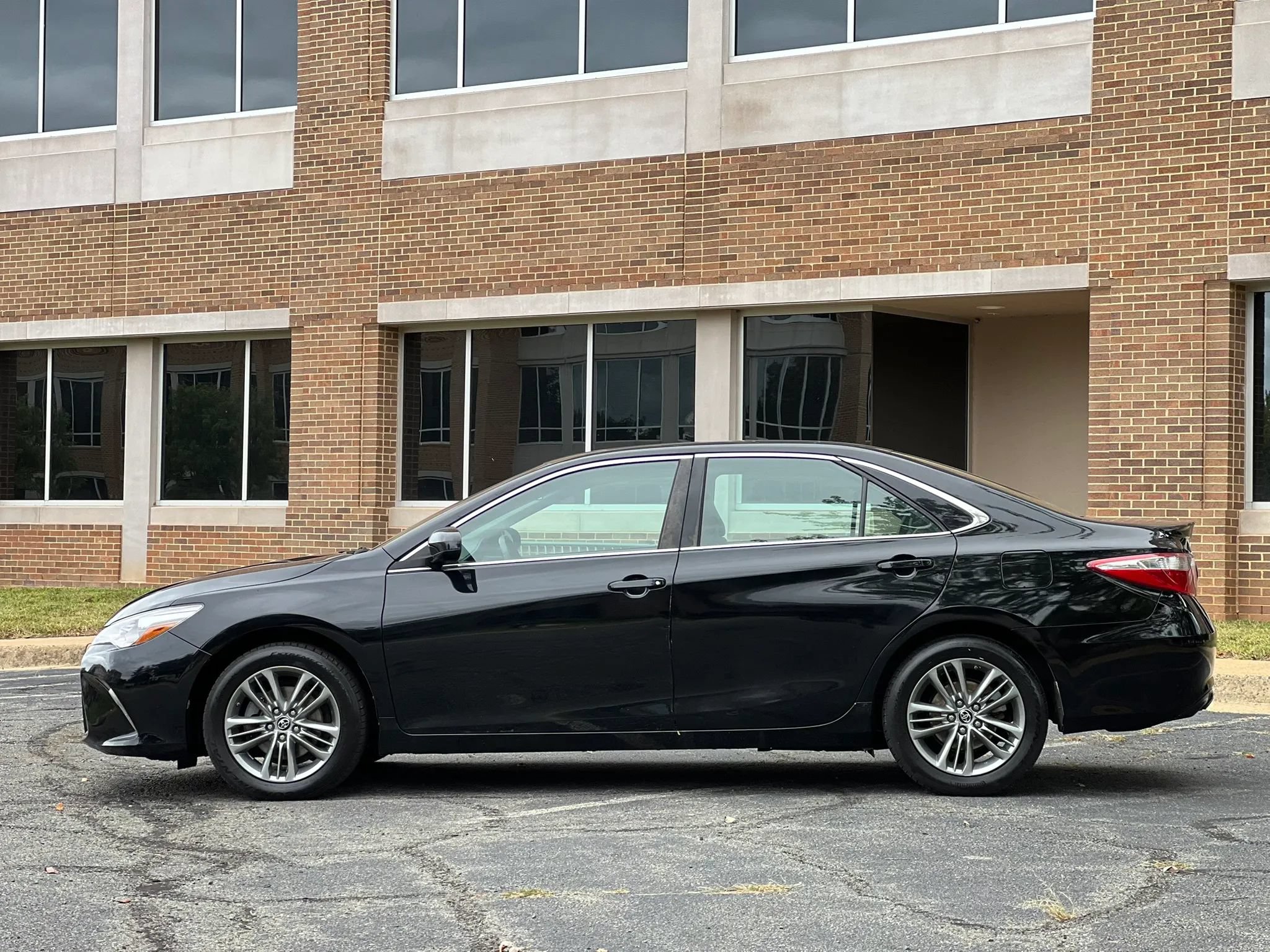 Used 2015 Toyota Camry SE FWD image 2