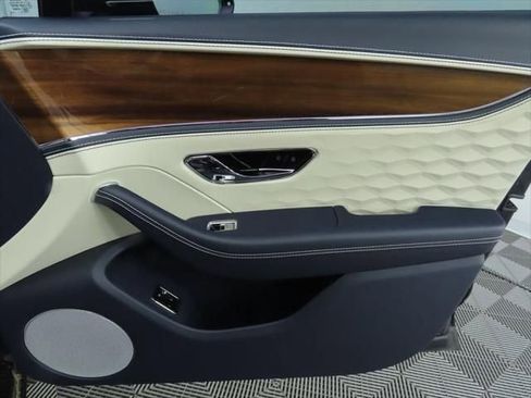 Used 2025 Bentley Flying Spur Plug-In Hybrid image 23